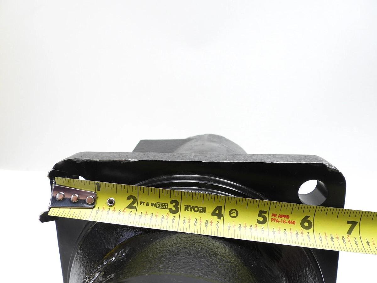 New Danfoss Hydraulic Motor SNY213002202 2.25" Keyed Shaft 4-Bolt Flange 1120325