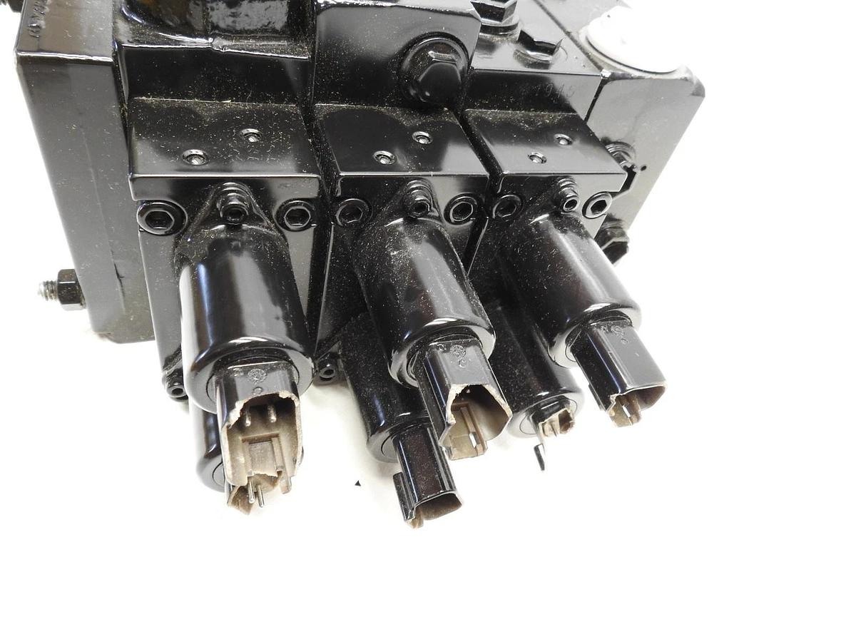 New Genuine Oem Wastebuilt Mcneilus 1485946 Hydraulic Valve, 3 Section