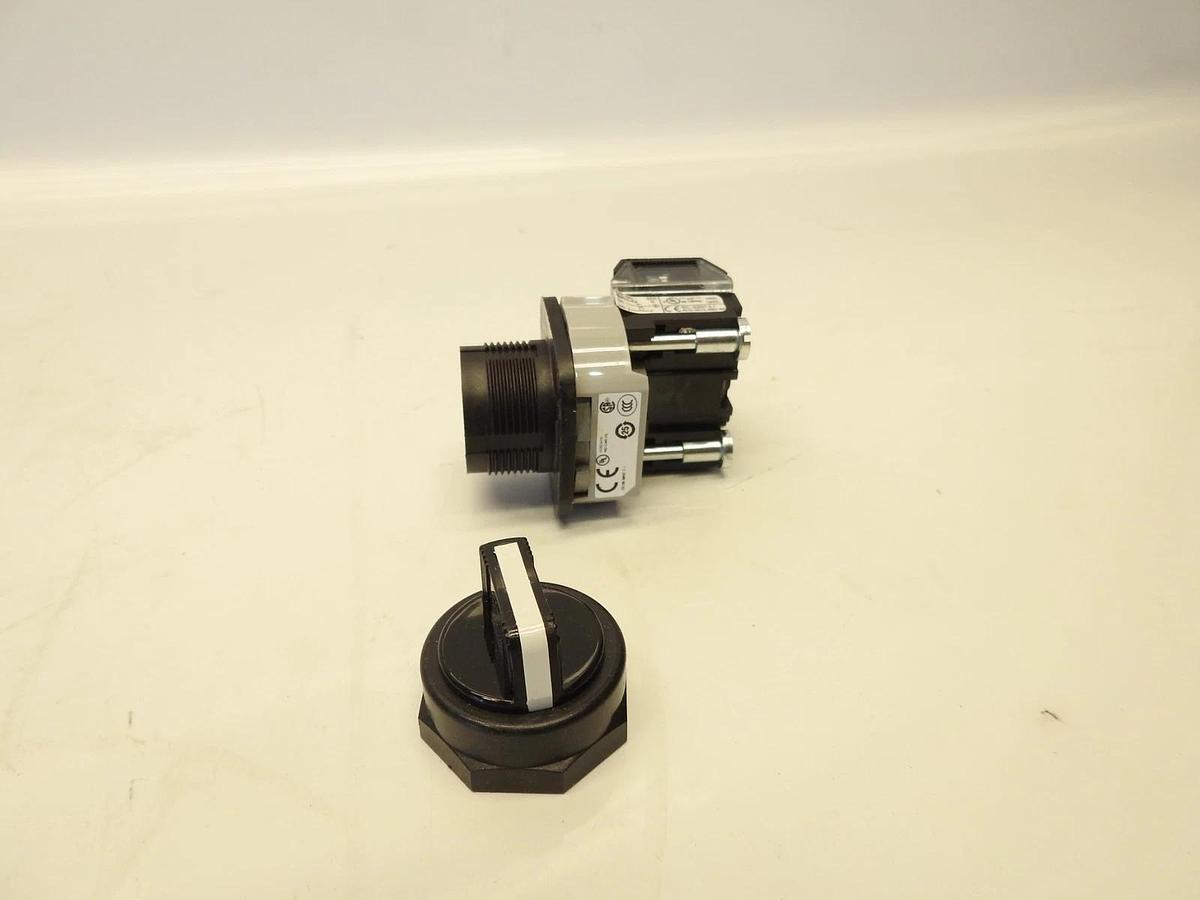 NIB ALLEN BRADLEY BULLETIN 800HCJR2A SELECTOR SWITCH  PN# 800HC-JR2A
