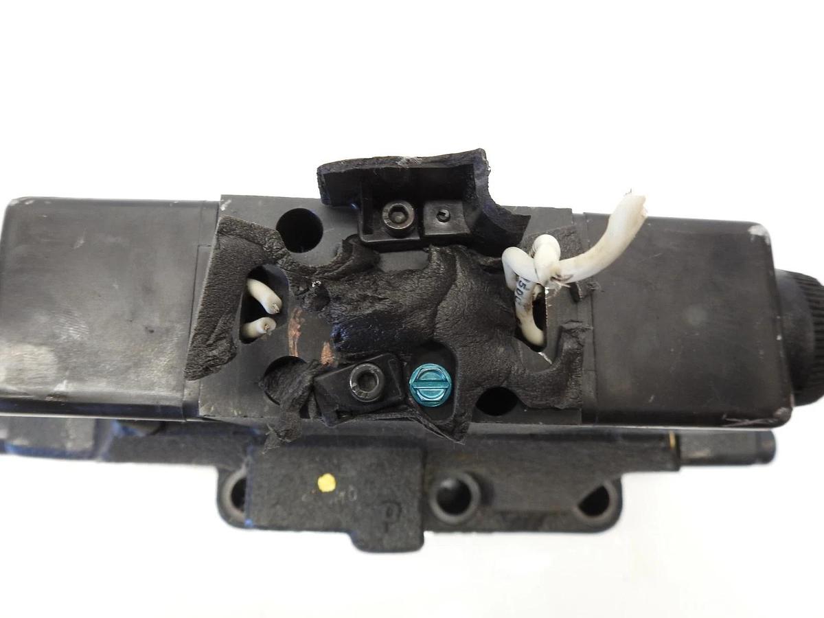 NEW Eaton Vickers DG5V-8-S-2C-M-FW-B-10 Directional Control Valve 02-329124