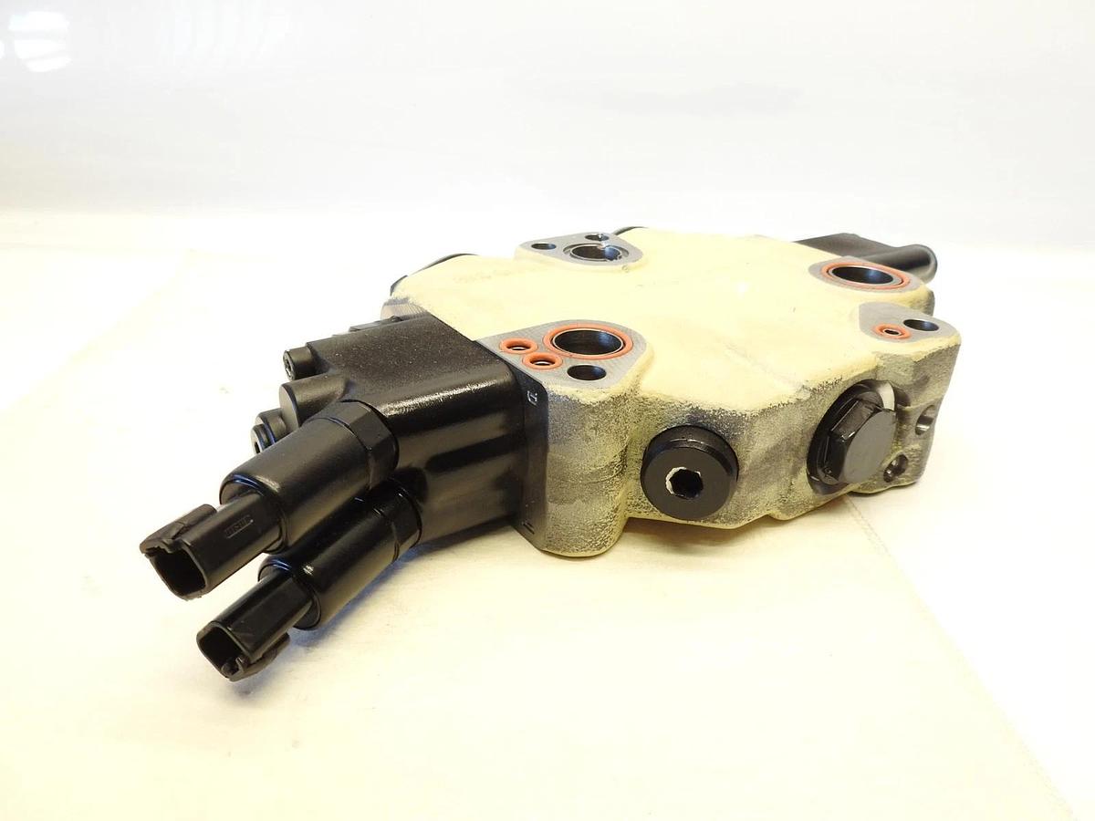 AS IS OEM Rexroth R901455221 2504301504 Control Valve Section
