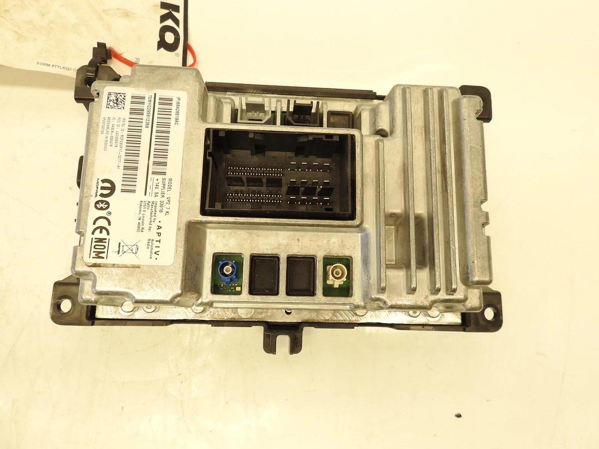 Used USED OEM 19 20 Chrysler Pacifica Jeep Cherokee VP2 Radio Display Screen P6842851