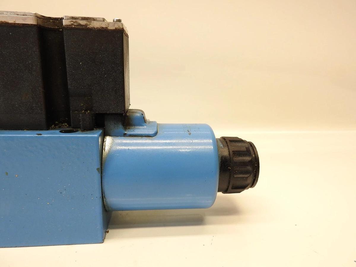 New Oem Bosch Rexroth R900927235 24VDC 4/3 4WREE10V50-22 G24K31/A1V Proportional