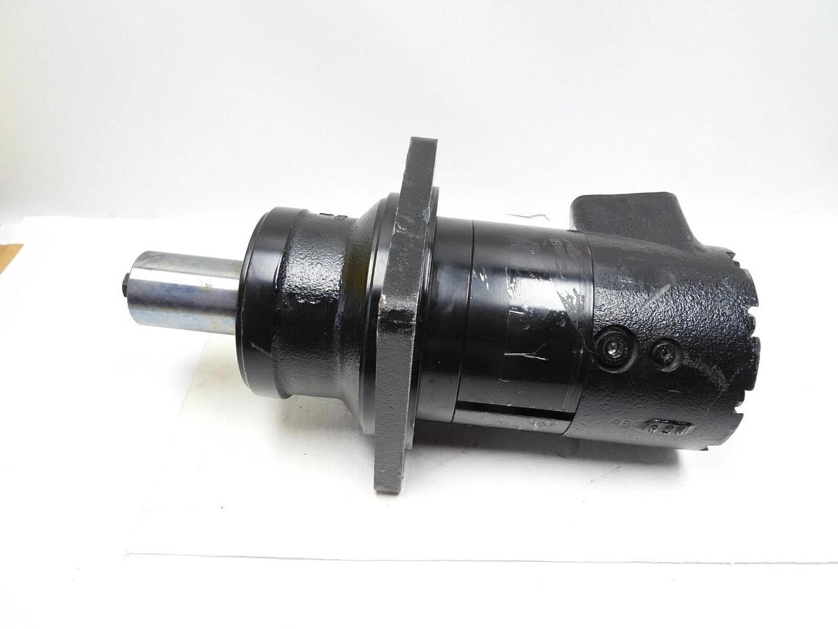 New Danfoss Hydraulic Motor SNY213002202 2.25" Keyed Shaft 4-Bolt Flange 1120325