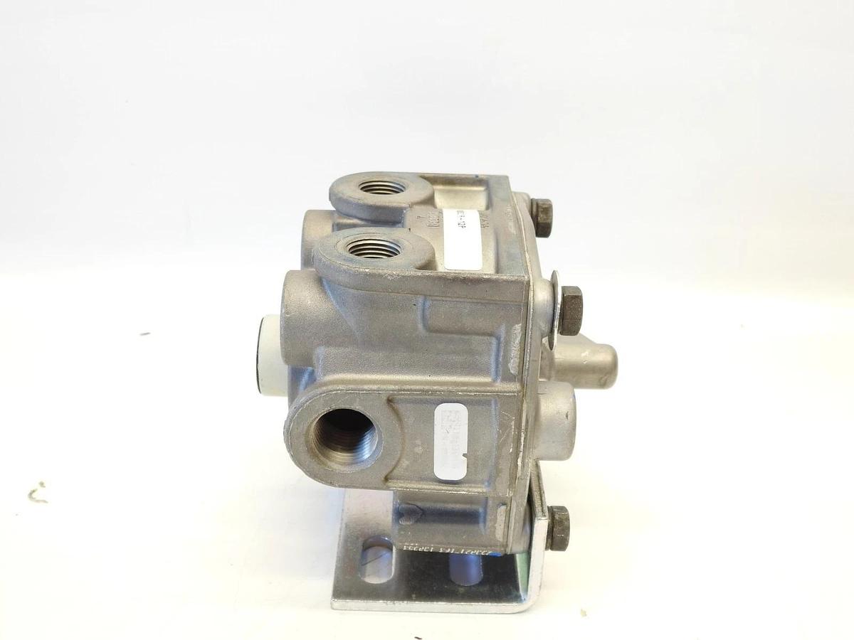 New Oem Bendix 109002 R-12P Pilot Relay Valve with 296010 Bracket | 909828