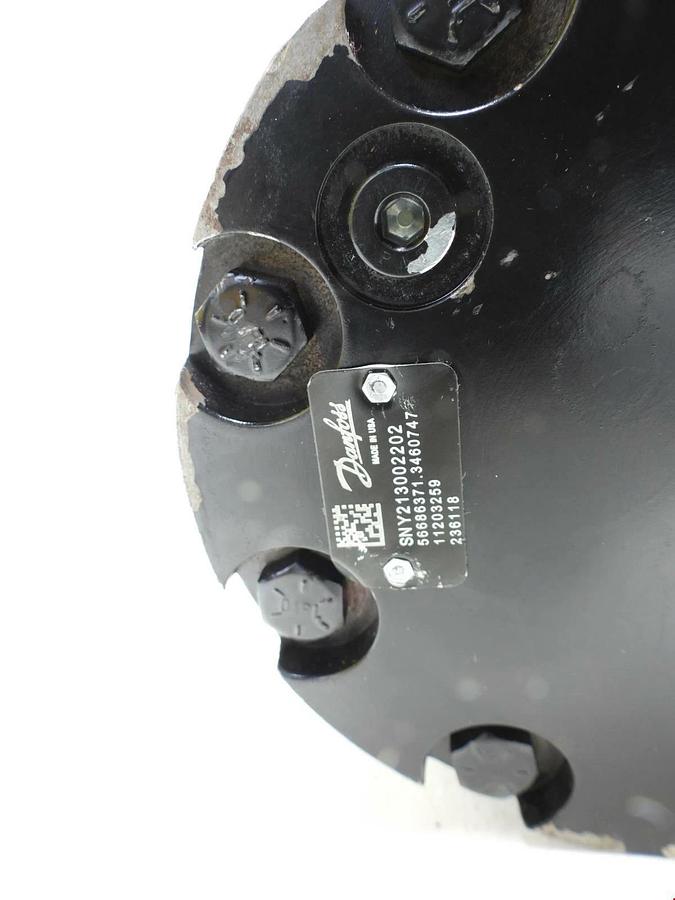 New Danfoss Hydraulic Motor SNY213002202 2.25" Keyed Shaft 4-Bolt Flange 1120325
