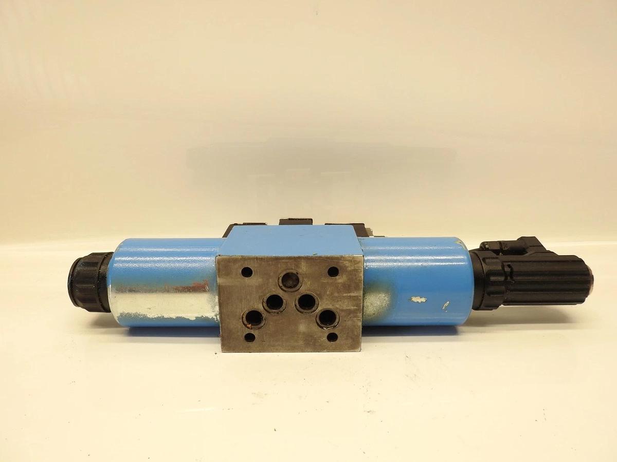 New Oem Bosch Rexroth R900927235 24VDC 4/3 4WREE10V50-22 G24K31/A1V Proportional