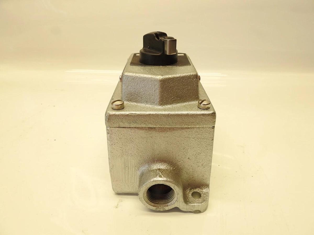 Eaton DSD924 Eaton DSD924 Explosion Proof Front Operated Selector Switch Cover A