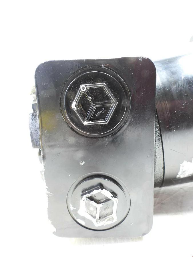 New Danfoss Hydraulic Motor SNY213002202 2.25" Keyed Shaft 4-Bolt Flange 1120325