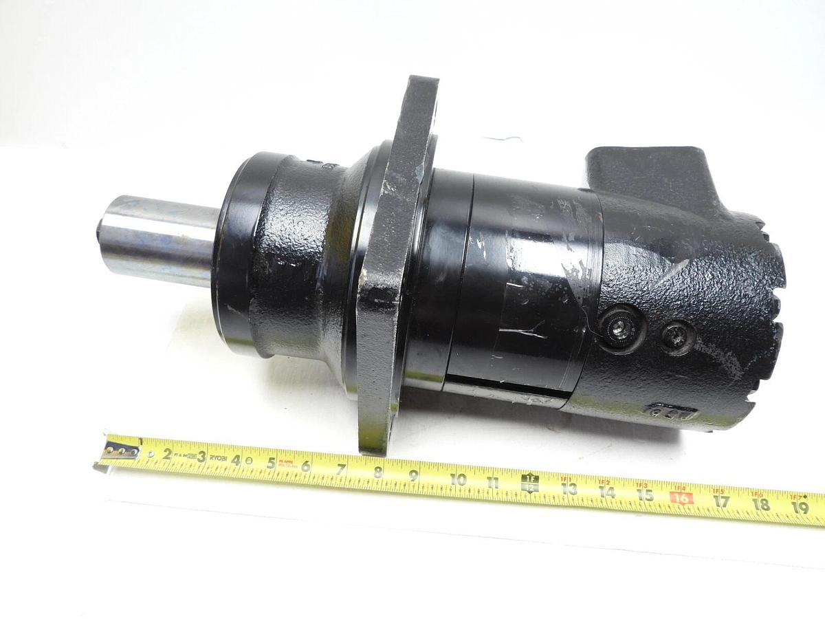 New Danfoss Hydraulic Motor SNY213002202 2.25" Keyed Shaft 4-Bolt Flange 1120325