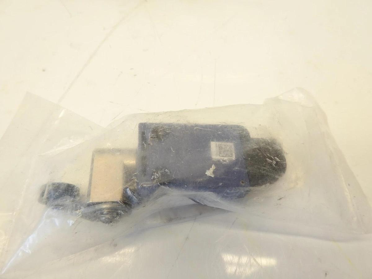 2PK Telemecanique Sensor Limit Switch XCMV2125D44RVSR