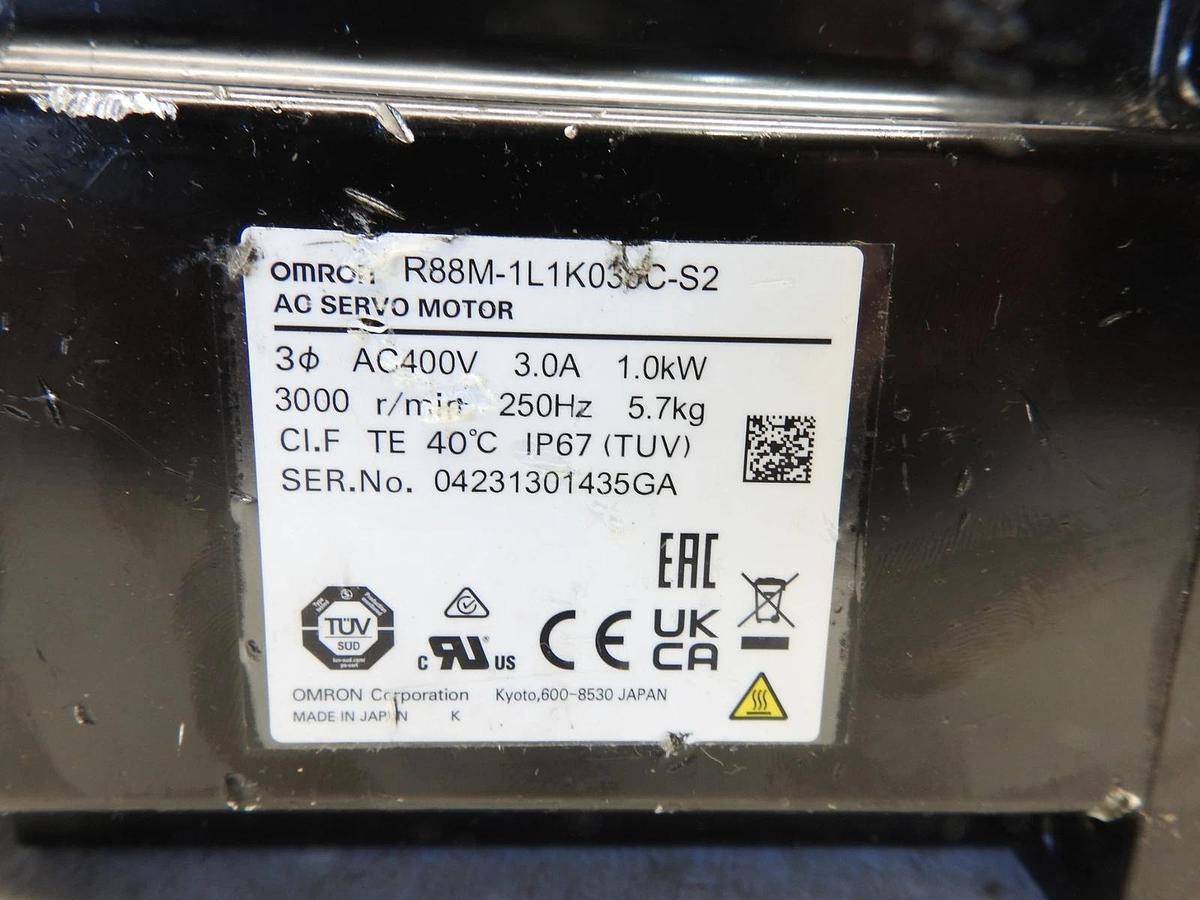 OMRON R88M-1L1K030C-S2 1S AC Servo Motor 1 kW, 400 VAC, 3000 RPM, 3.18 Nm