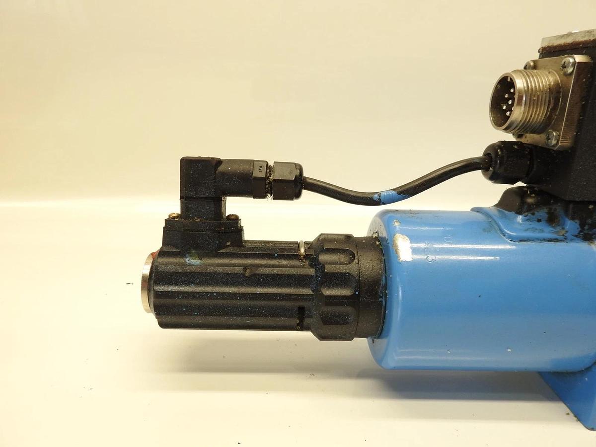 New Oem Bosch Rexroth R900927235 24VDC 4/3 4WREE10V50-22 G24K31/A1V Proportional