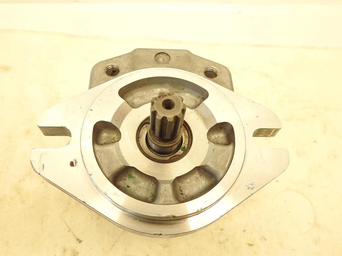 New Oem Danfoss 121.20.098.00  Hydraulic Gear Motor GR2 Bidirect Fixed Displ SNM