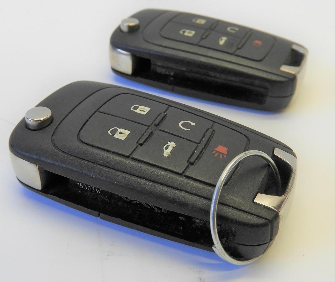 LOT OF 2 OEM Buick Switchblade Remote Smart Prox Flip Keyless Entry Key Fob 5912