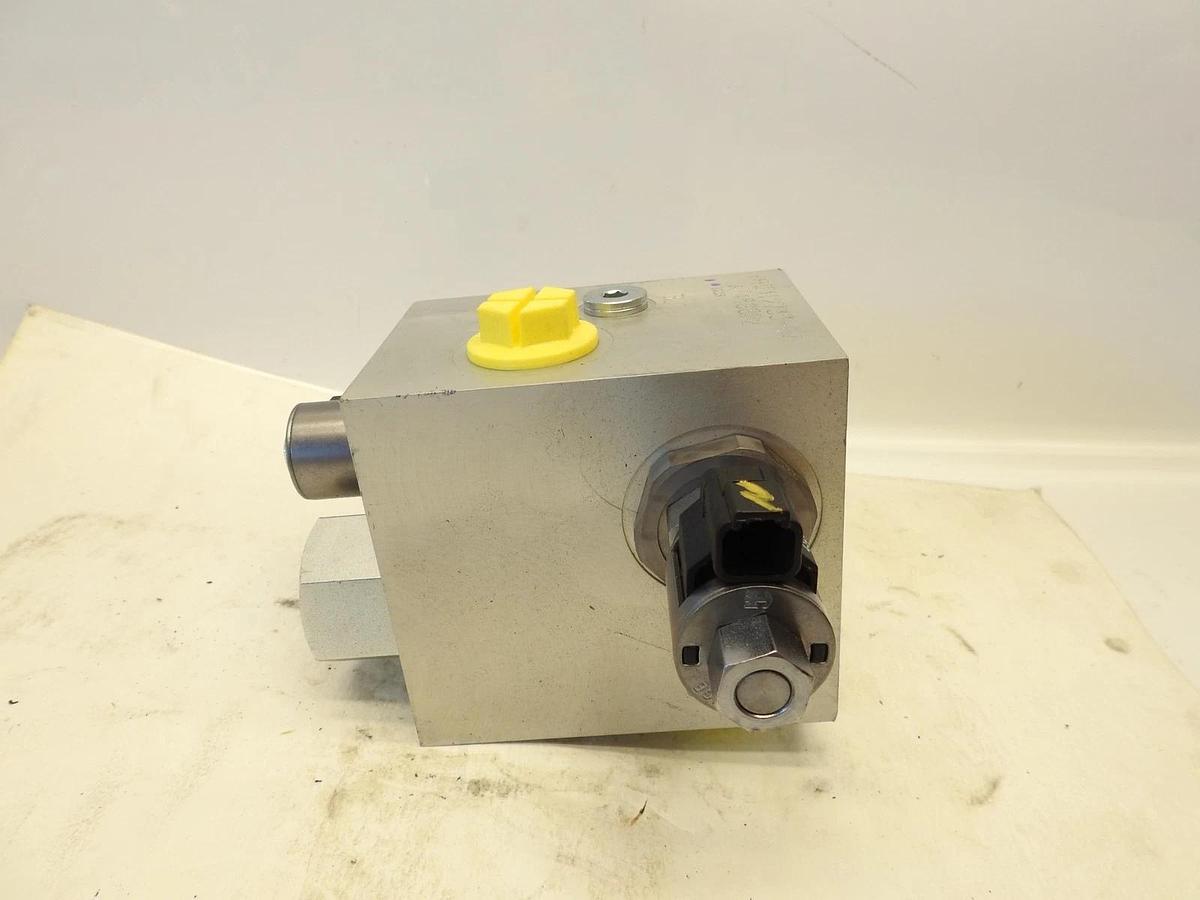 Oem John Deere Valve, Hst Tank and Cooler Bypass 850 AT468802  HF112733-17