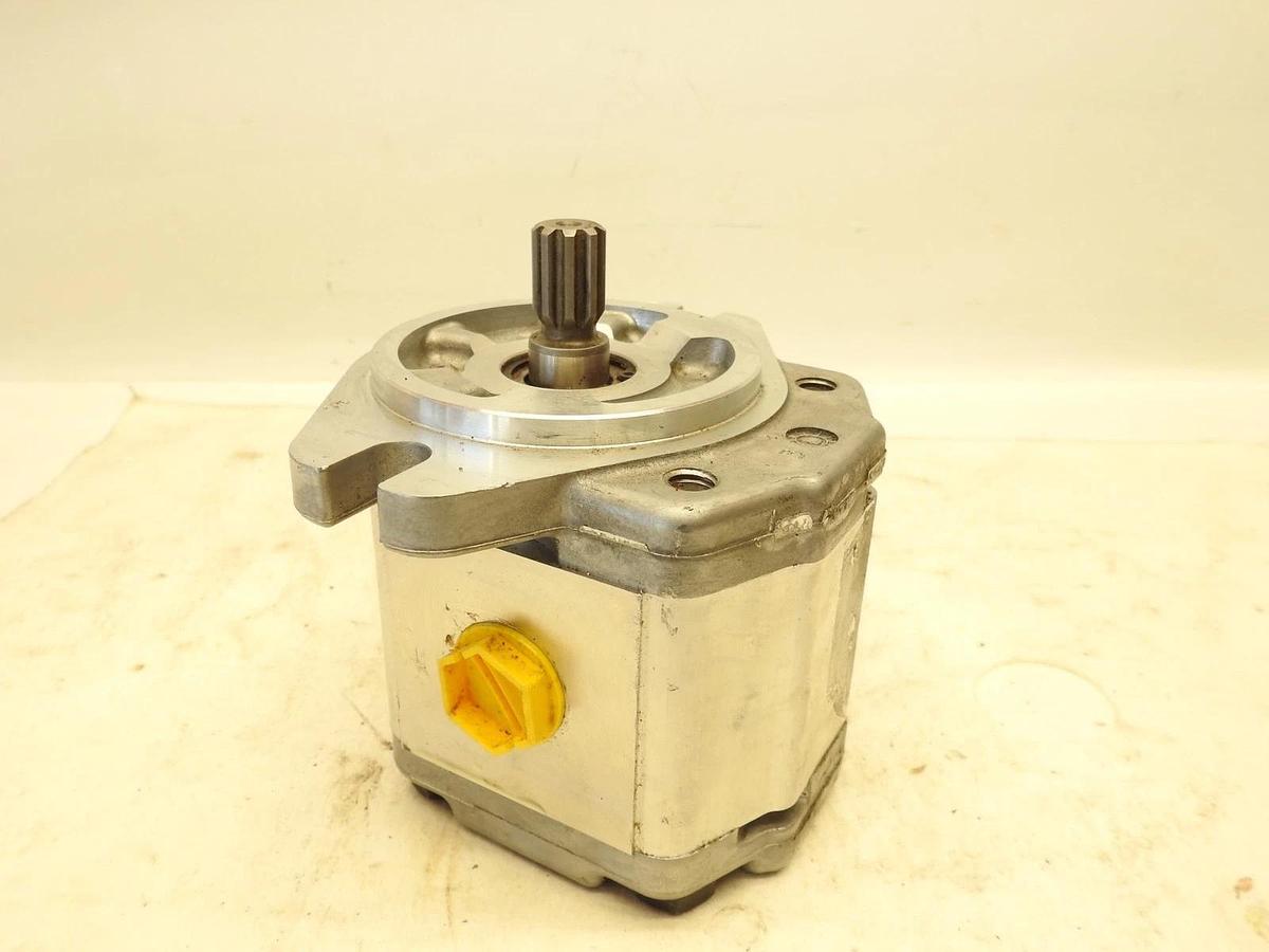 New Oem Danfoss 121.20.098.00  Hydraulic Gear Motor GR2 Bidirect Fixed Displ SNM