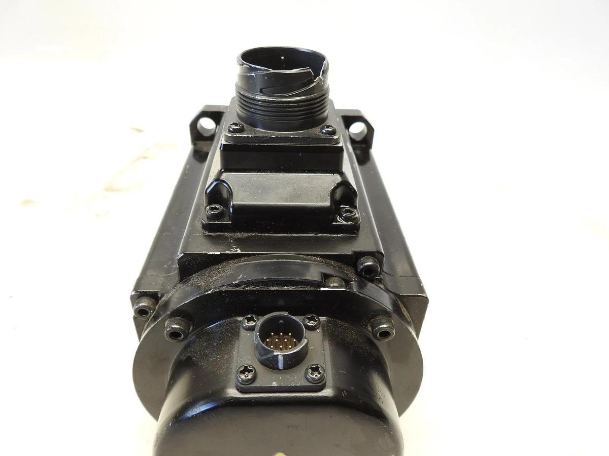 OMRON R88M-1L1K030C-S2 1S AC Servo Motor 1 kW, 400 VAC, 3000 RPM, 3.18 Nm