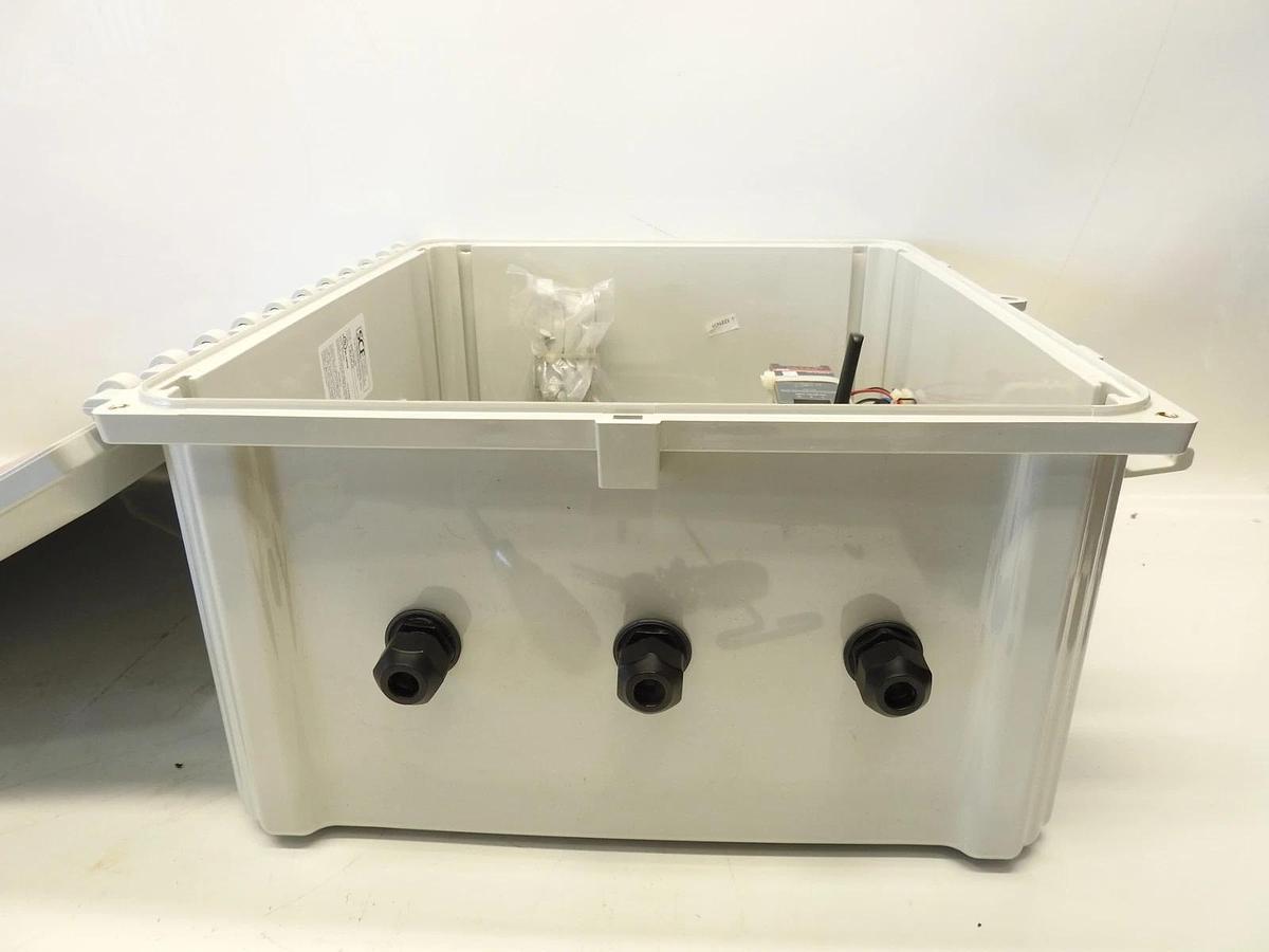 Johnson ENCLOSED control panel SE-CEGPNL 1001-0 & JC-TMR2400-0 Controllers, NEW