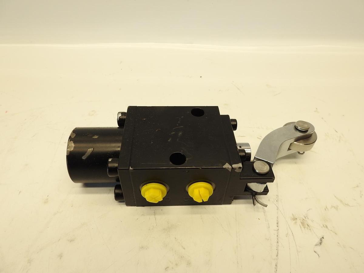 New  TTS Y03-16103-0017 114836 Hydraulic Valve