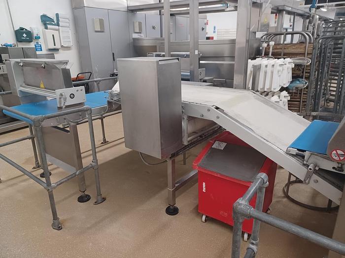 Used Rondo Doge  Industrial smart line / 90deg turn / compact line / tray loader / tray feed conveyor