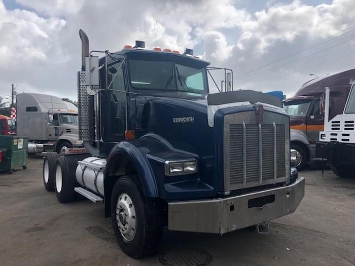 2005 KENWORTH T800 DAYCAB TRUCK