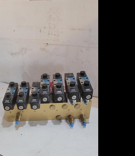Used Vickers Manifold mcd-4416 w/dg4v hydraulic valve, w/dbl chuck valve, & solenoid valves (109) see details