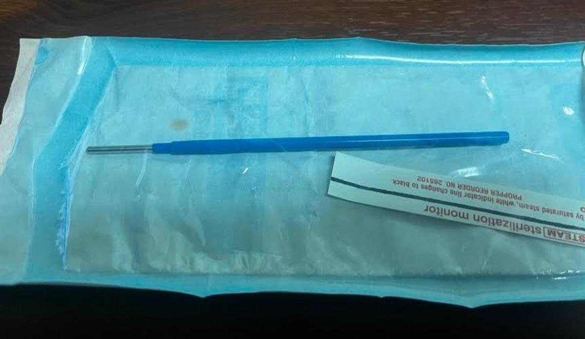 DeRoyal 88-000002 Electrosurgical Pencil Button Style w/Holster, Needles. --New