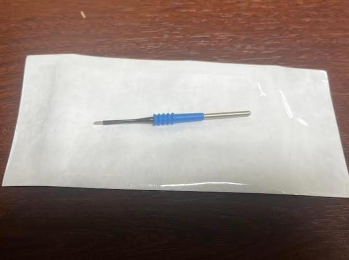 DeRoyal 88-000002 Electrosurgical Pencil Button Style w/Holster, Needles. --New