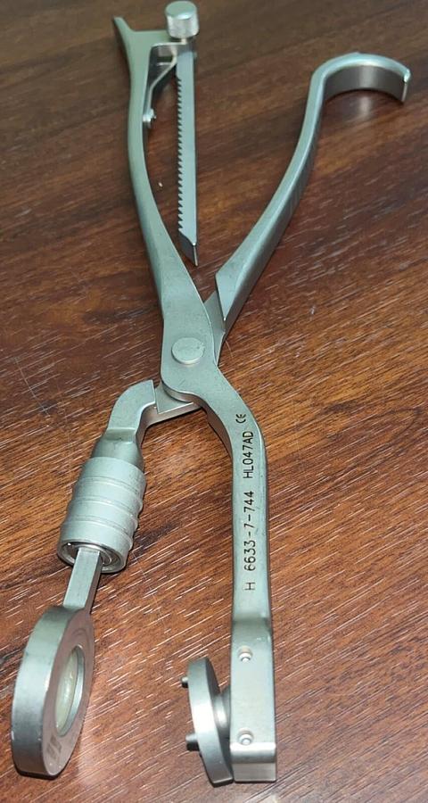 Used Stryker 6633-7-744 Patella Clamp in excellent working condition- 90 Day warranty