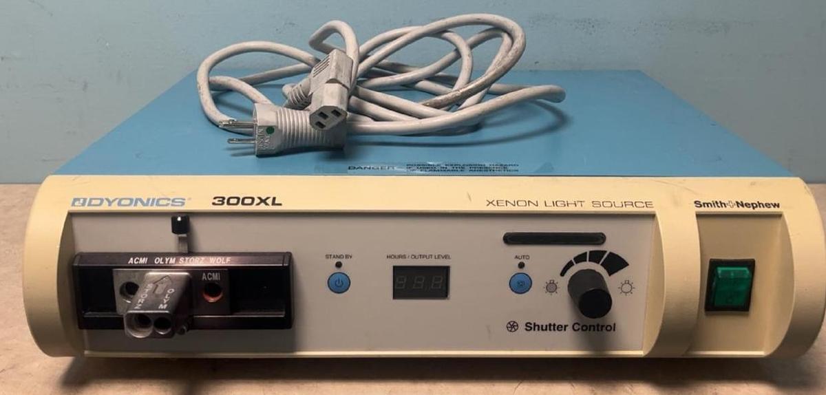 Used Dyonics 7206084 300XL Xenon Light Source w/ Power Cord- Exc. Working Condition