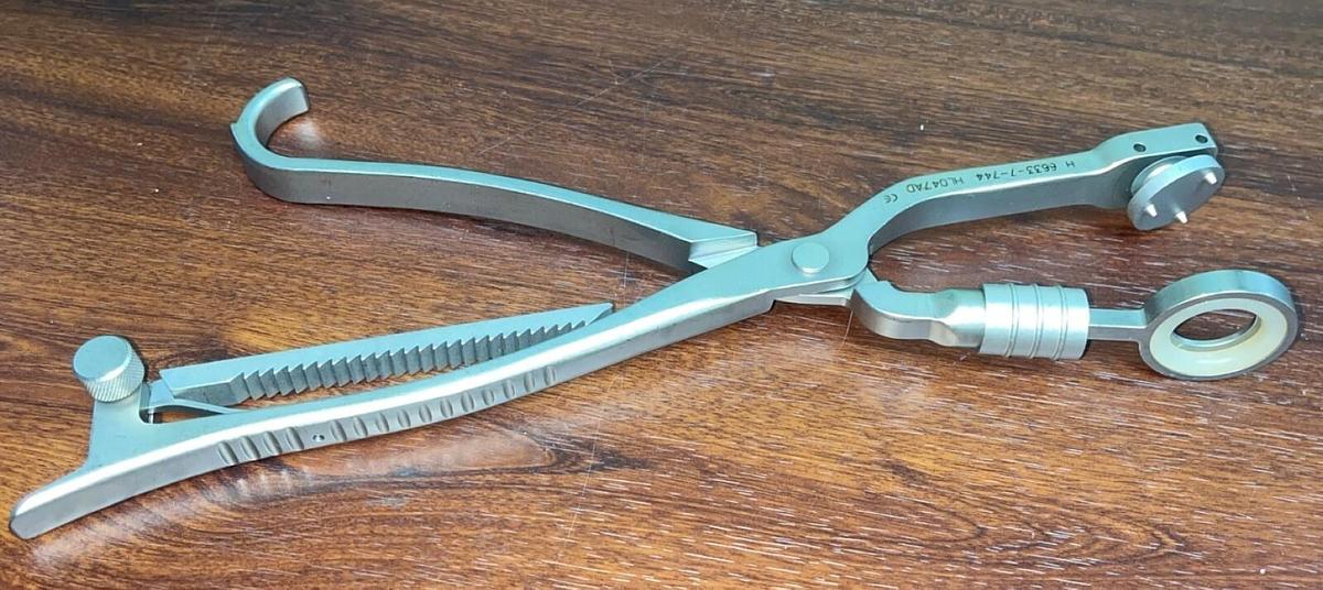 Used Stryker 6633-7-744 Patella Clamp in excellent working condition- 90 Day warranty