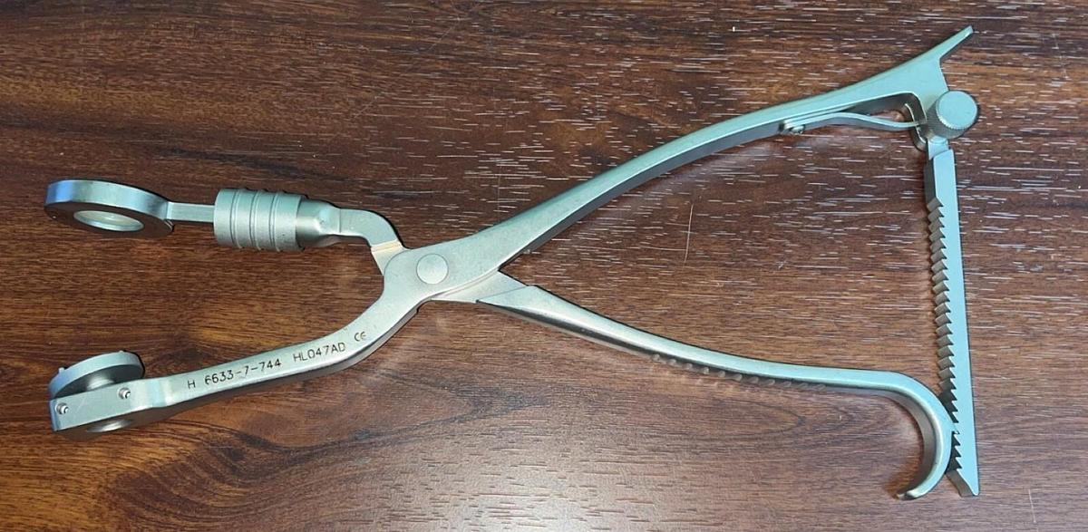 Used Stryker 6633-7-744 Patella Clamp in excellent working condition- 90 Day warranty