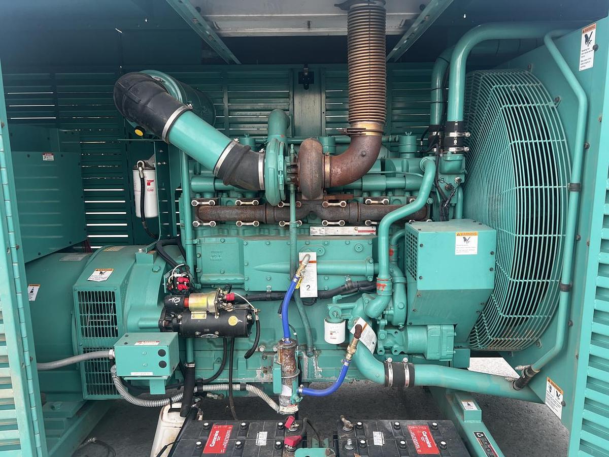 Used 2005 Cummins KTA19 500kW Diesel Generator Set