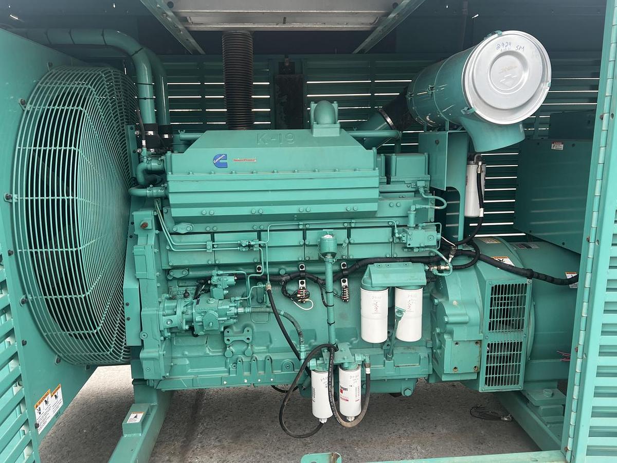 Used 2005 Cummins KTA19 500kW Diesel Generator Set