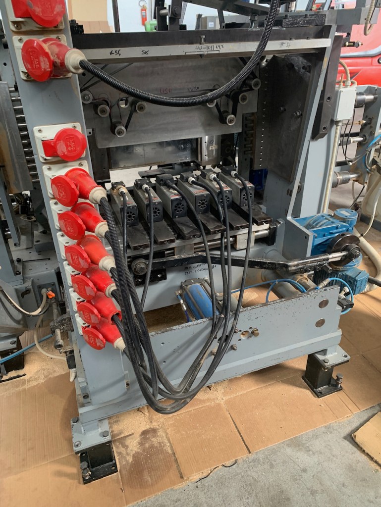 Ricondizionato Mortasatrice automatica Comec, con caricatore, per elementi di lettini per bambini