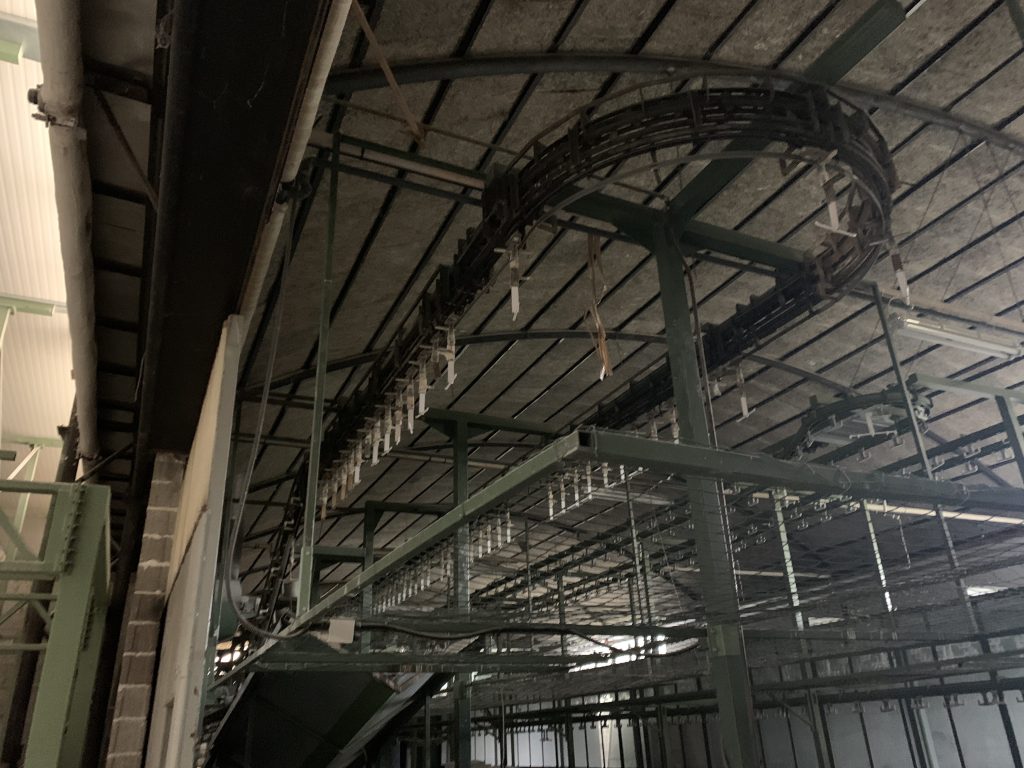 Usato Catena di verniciatura da 70 metri lineari, con sistema di frizione per un carico di molti prodotti in spazio ristretto (vedi video)