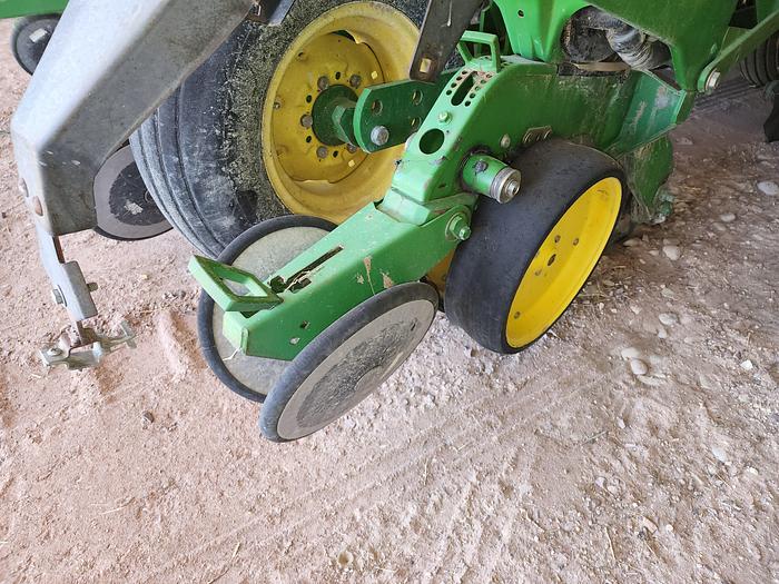 Used 12R30 John Deere 1760 MaxEmerge 2 Corn Planter