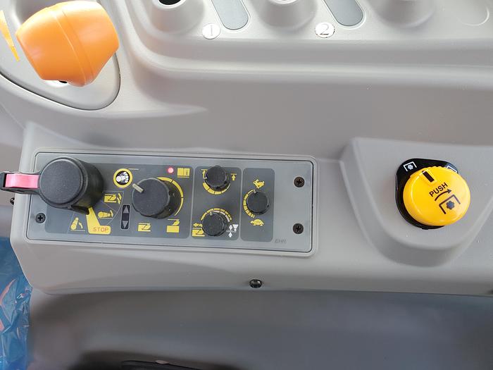 125 hp Mahindra 9125S Tractor w/ Loader ** 4 hrs - Never Used **