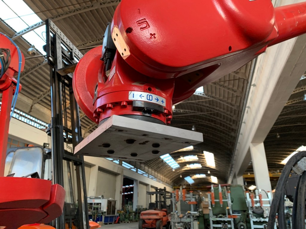 Usato 2003 Robot manipolatore marca Comau modello SMART H5 XL