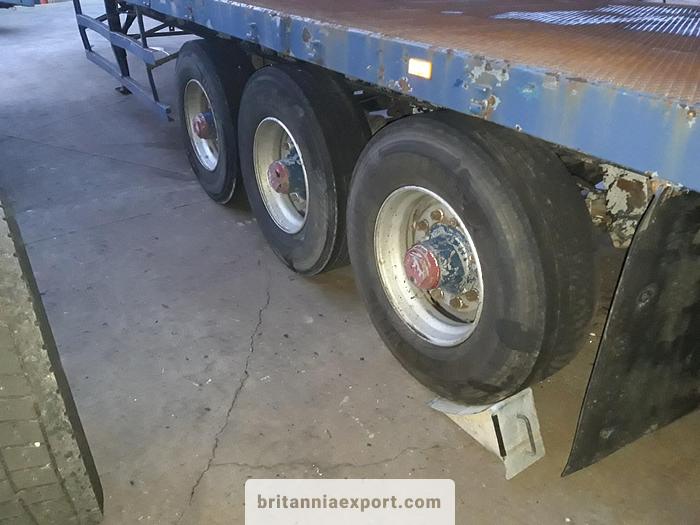 Used 1990 FRUEHAUF Tri axle on springs with twist locks for containers