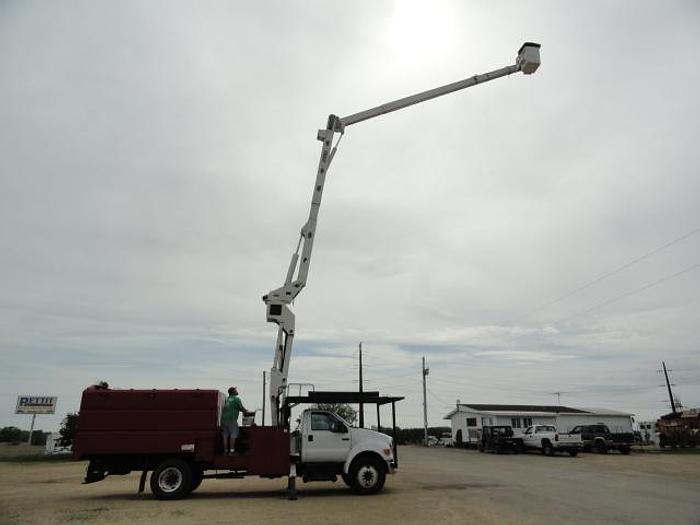 Used 2011 versalift V0270E