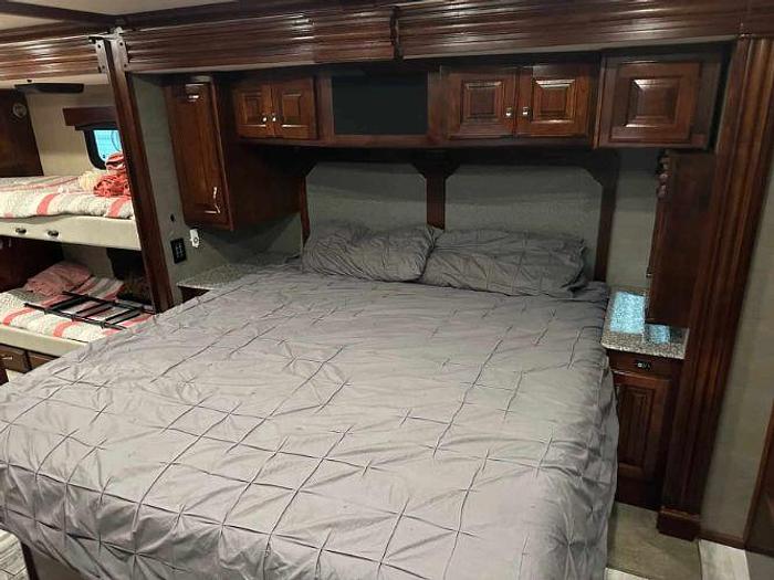 Used 2017 Fleetwood Discovery LXE 40G