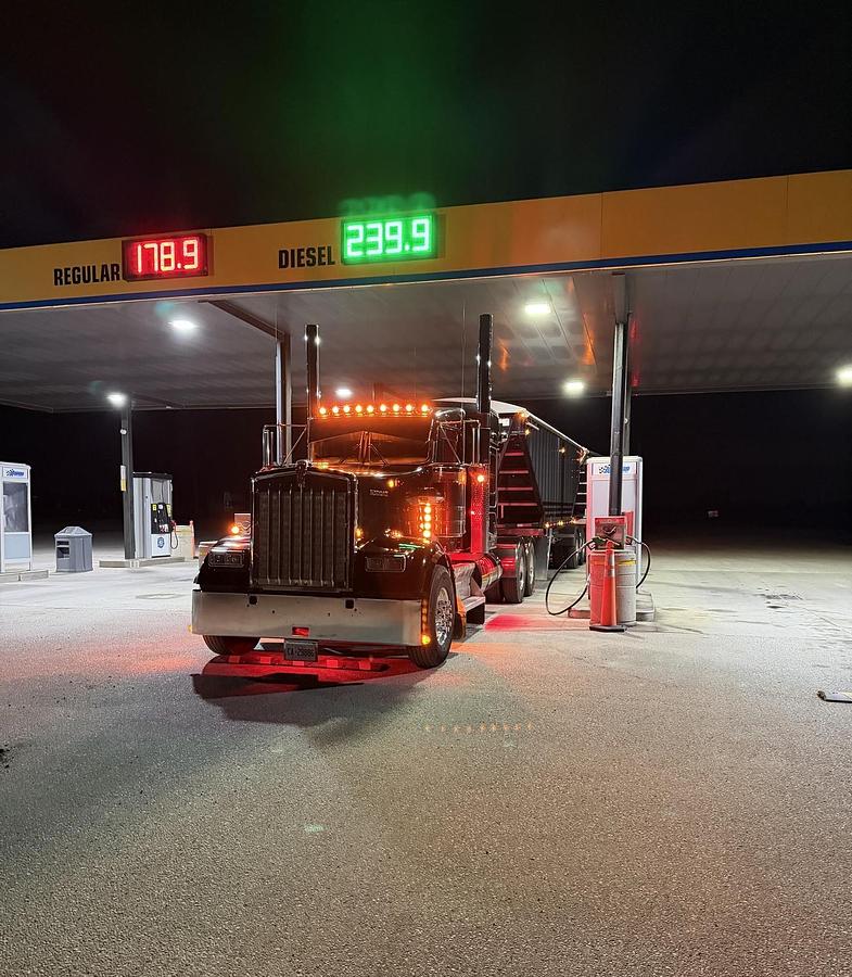 Used 2025 Kenworth W900 Sleeper Semi Truck 565 HP Cummins