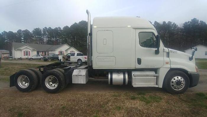 Used 2015 Freightliner FLGF4170 Sleeper Semi Tractor