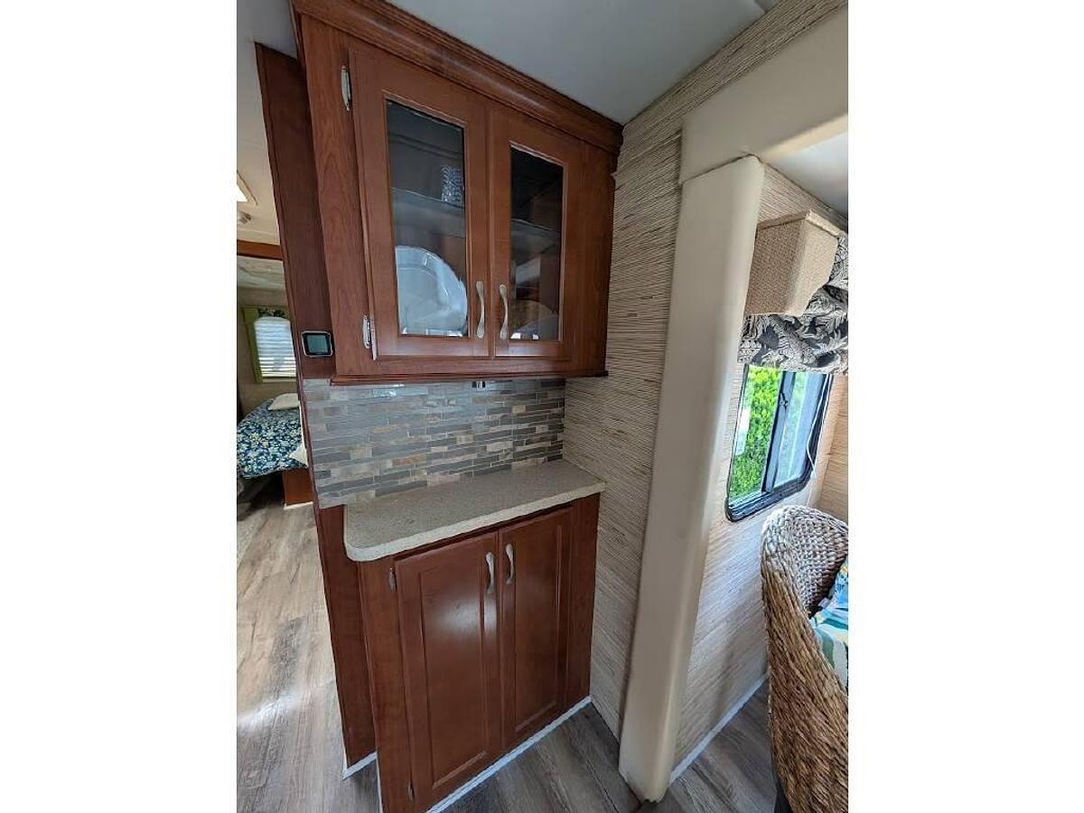 Used 2006 Fourwinds Hurricane 33H