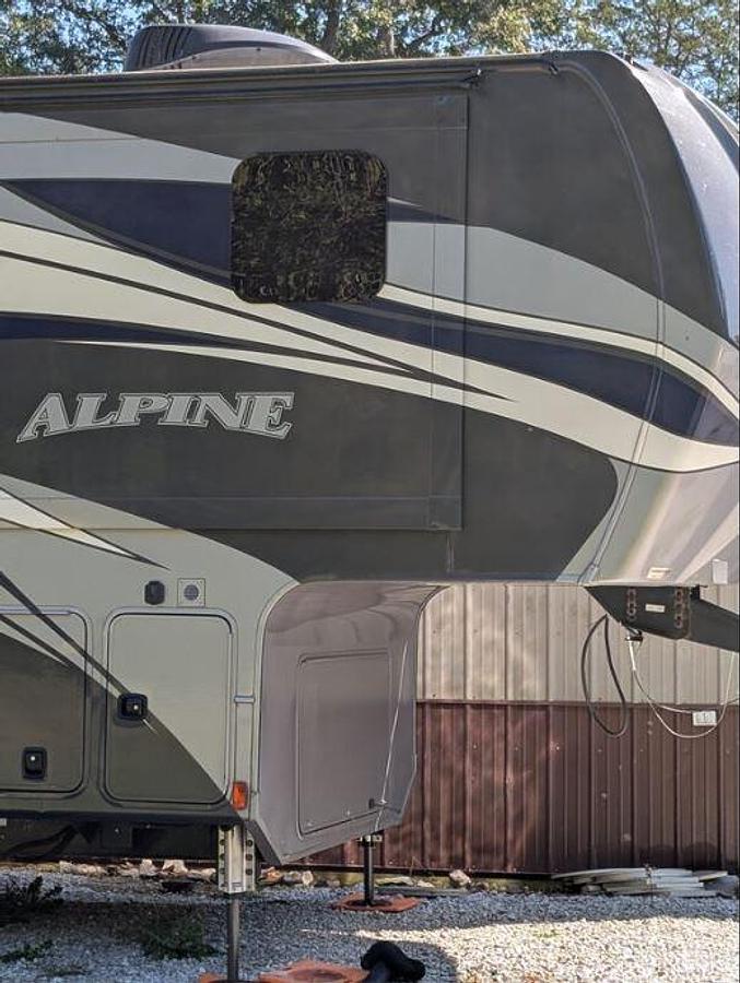Used 2019 Keystone Alpine 3800FK