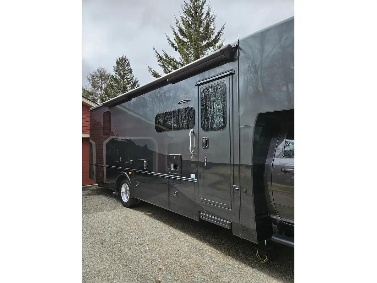 Used 2022 Dynamax Isata 5 30FW