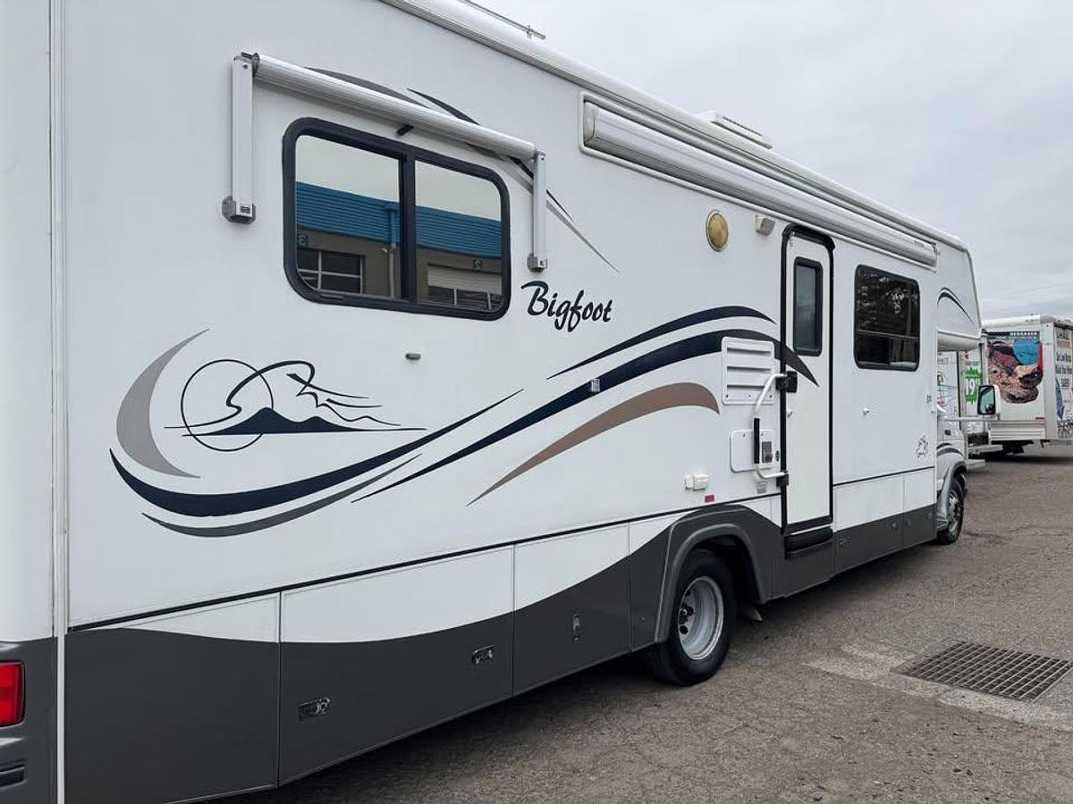 Used 2004 Bigfoot 30MH29SL Class C Motorhome