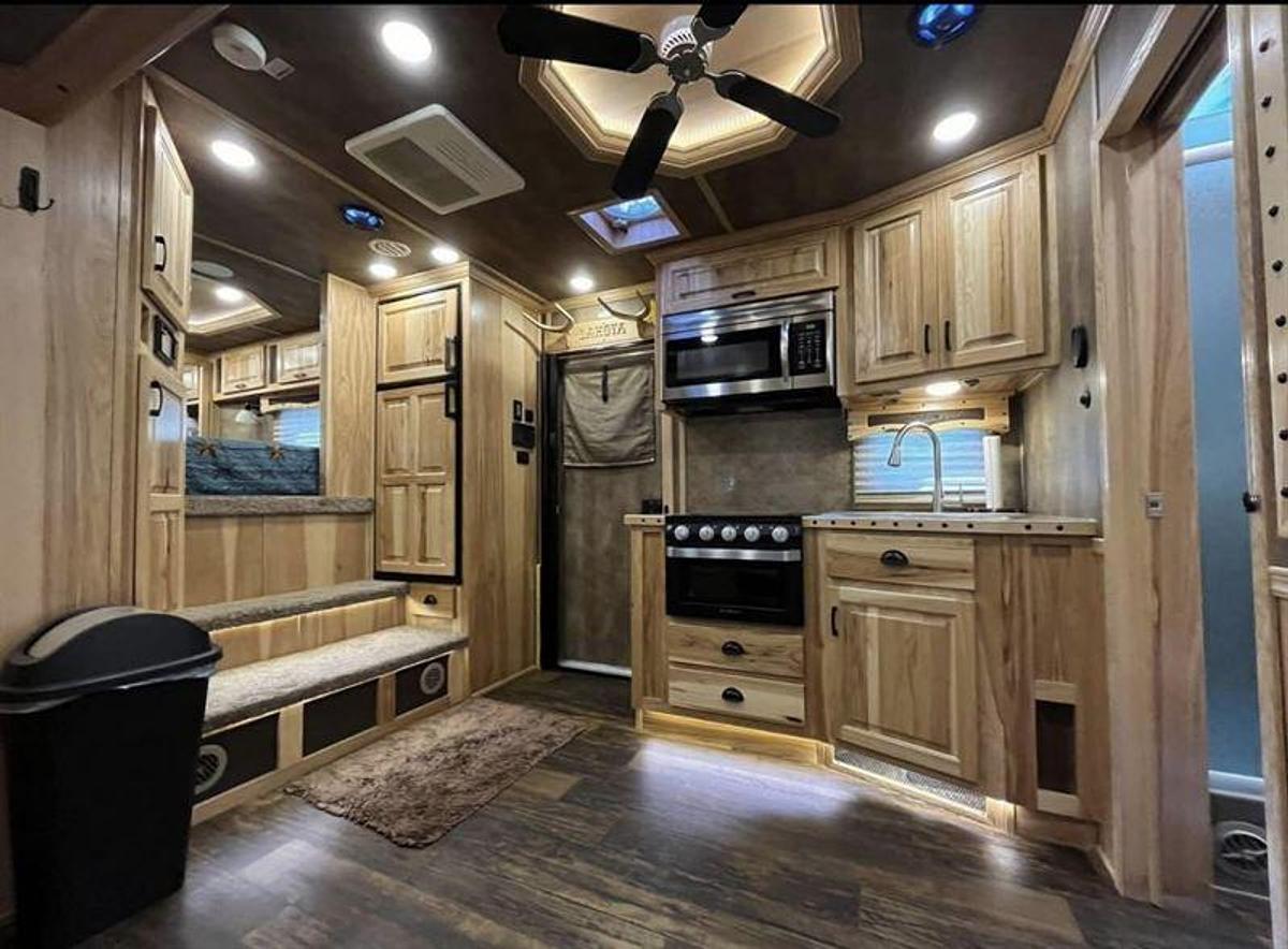 Used 2020 Lakota Bighorn 4 Horse w/ Living Quarters